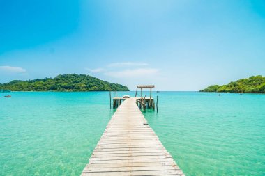 Ahşap iskele veya Cennet Adası için seyahat etmek tatil tropikal plaj ve ile köprü