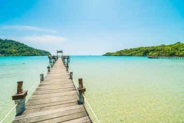 Ahşap iskele veya Cennet Adası için seyahat etmek tatil tropikal plaj ve ile köprü