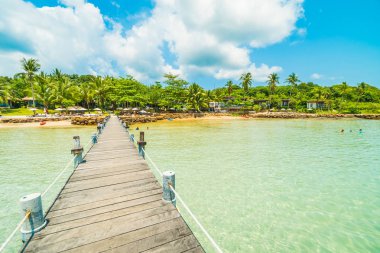 Ahşap iskele veya Cennet Adası için seyahat etmek tatil tropikal plaj ve ile köprü
