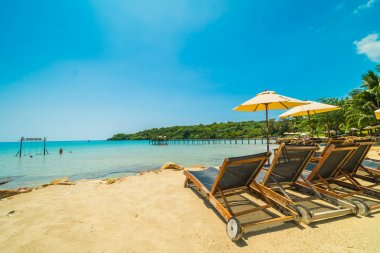 Şemsiye ve güzel tropikal plaj ve deniz paradise Island Seyahat ve tatil için Hindistan cevizi hurma ağacı ile sandalye