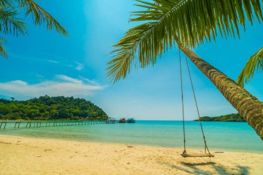 Güzel tropikal plaj ve deniz paradise Island Seyahat ve tatil için Hindistan cevizi hurma ağacı