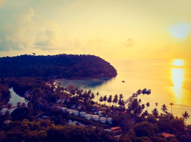 Günbatımı zaman adada deniz ve plaj Hindistan cevizi hurma ağacı ile havadan görünümü