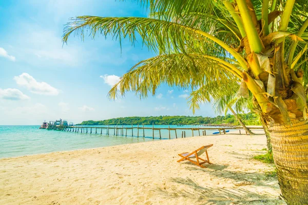 Stoel Mooie Tropische Strand Zee Met Coconut Palm Tree Paradijseiland — Stockfoto