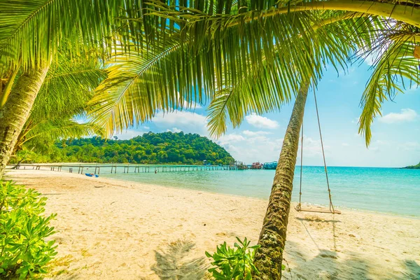 美丽的热带海滩和海与椰子棕榈树在天堂海岛为旅行和假期 — 图库照片