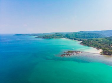 Güzel bir plaj ve deniz Hindistan cevizi hurma ağacı ile havadan görünümü
