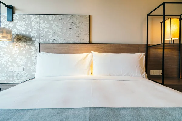 Біла подушка на ліжку — стокове фото
