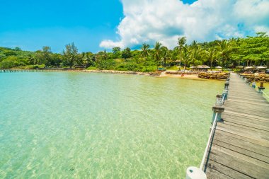 Ahşap iskele veya tropikal plaj ve Deniz Paradise ile köprü