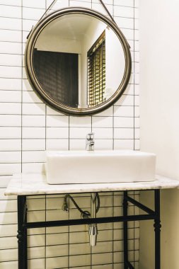 Musluk ve lavabo banyo dekorasyon