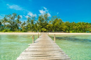 Ahşap iskele veya tropikal plaj ve Deniz Paradise ile köprü