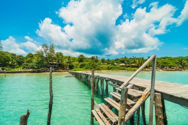 Ahşap iskele veya tropikal plaj ve Deniz Paradise ile köprü