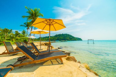 Güzel tropikal plaj ve deniz parad Hindistan cevizi hurma ağacı ile