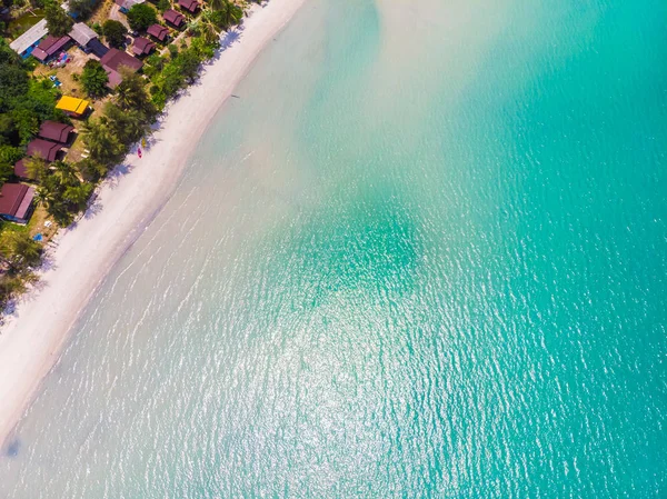 Hermosa vista aérea de la playa y el mar con palmera de coco — Foto de Stock