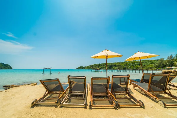 Vackra tropiska stranden och havet med coconut Palm i parad — Stockfoto