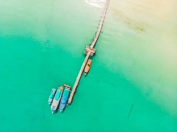바다에 보트의 아름 다운 조감도 — 스톡 사진