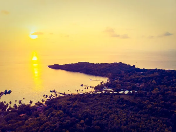 Vista aérea del mar y la playa con palmera de coco en la isla — Foto de Stock