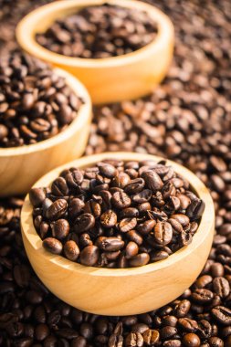 Ahşap kase kahverengi kahve çekirdekleri