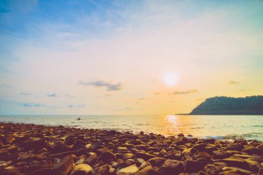 Güzel tropikal plaj ve deniz parad Hindistan cevizi hurma ağacı ile