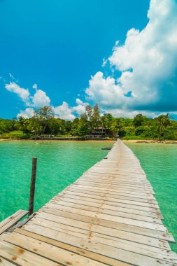 Ahşap iskele veya tropikal plaj ve Deniz Paradise ile köprü