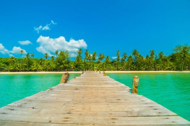 Ahşap iskele veya tropikal plaj ve Deniz Paradise ile köprü