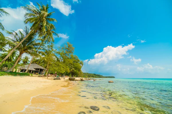 Bellissima isola paradisiaca con spiaggia e mare — Foto Stock