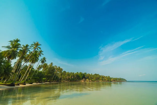 Belle île paradisiaque avec plage et mer — Photo