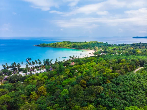 Vackra Flygfoto över stranden och havet med coconut palm tree — Stockfoto