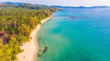 Deniz ve plaj ile havadan görünümü