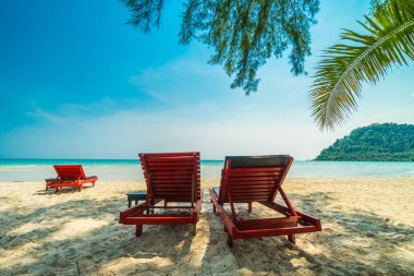 Güzel doğa tropikal plaj ve sandalye ve Hindistan cevizi p ile