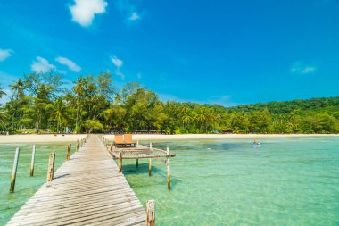 Ahşap iskele veya tropikal plaj ve Deniz Paradise ile köprü