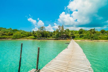 Ahşap iskele veya tropikal plaj ve Deniz Paradise ile köprü
