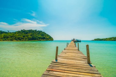 Ahşap iskele veya tropikal plaj ve Deniz Paradise ile köprü