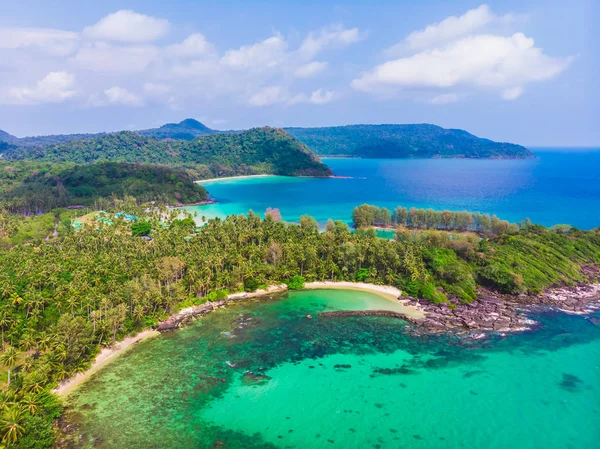 Aerial view of beautiful beach and sea with coconut palm tree — Stock Photo, Image