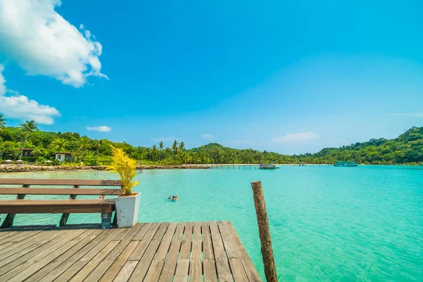 Träbrygga eller bridge med tropiska stranden och havet i paradiset är — Stockfoto