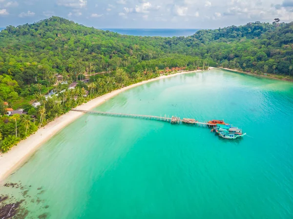 Piękny widok z lotu ptaka plaża i morze z palmy kokosowe — Zdjęcie stockowe