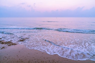 Güzel bir plaj ve deniz gündoğumu zamanında
