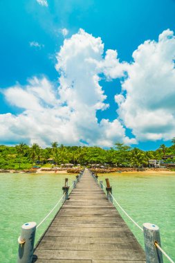 Ahşap iskele veya tropikal plaj ve Deniz Paradise ile köprü