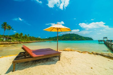 Güzel tropikal plaj ve deniz parad Hindistan cevizi hurma ağacı ile