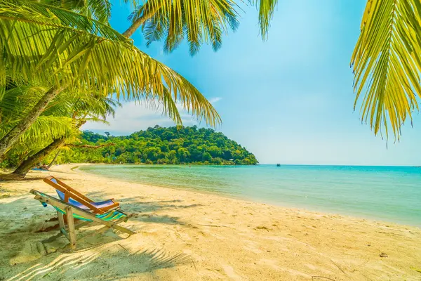 Chaise sur la belle plage tropicale et la mer — Photo