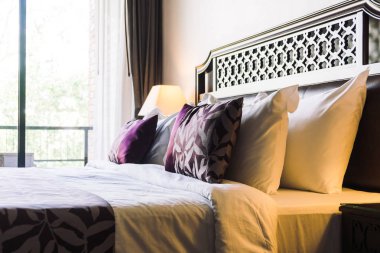 Yatakta rahat yastık