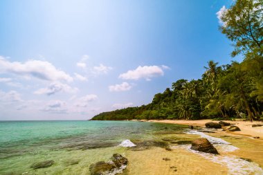 Deniz ve plaj manzara ile güzel cennet ada