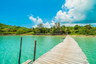 Ahşap iskele veya tropikal plaj ve Deniz Paradise ile köprü