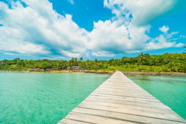 Ahşap iskele veya tropikal plaj ve Deniz Paradise ile köprü