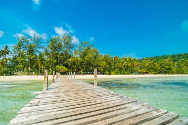 Ahşap iskele veya tropikal plaj ve Deniz Paradise ile köprü