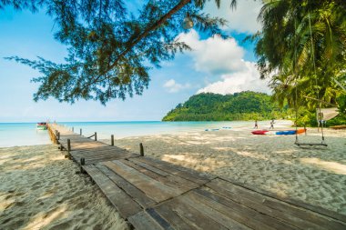 Ahşap iskele veya tropikal plaj ve Deniz Paradise ile köprü