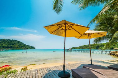 Güzel tropikal plaj ve deniz parad Hindistan cevizi hurma ağacı ile