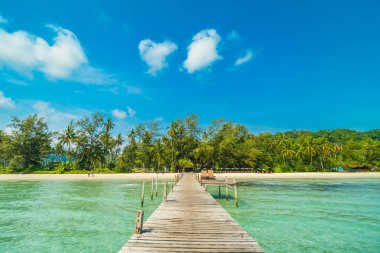 Ahşap iskele veya tropikal plaj ve Deniz Paradise ile köprü