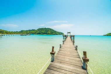Ahşap iskele veya tropikal plaj ve Deniz Paradise ile köprü