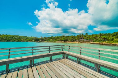 Ahşap iskele veya tropikal plaj ve Deniz Paradise ile köprü