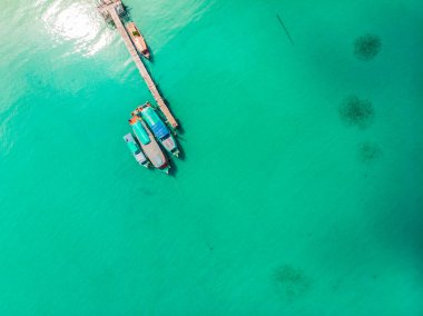 Teknenin denizde güzel havadan görünümü