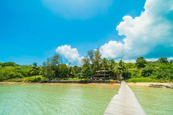 Ahşap iskele veya tropikal plaj ve Deniz Paradise ile köprü
